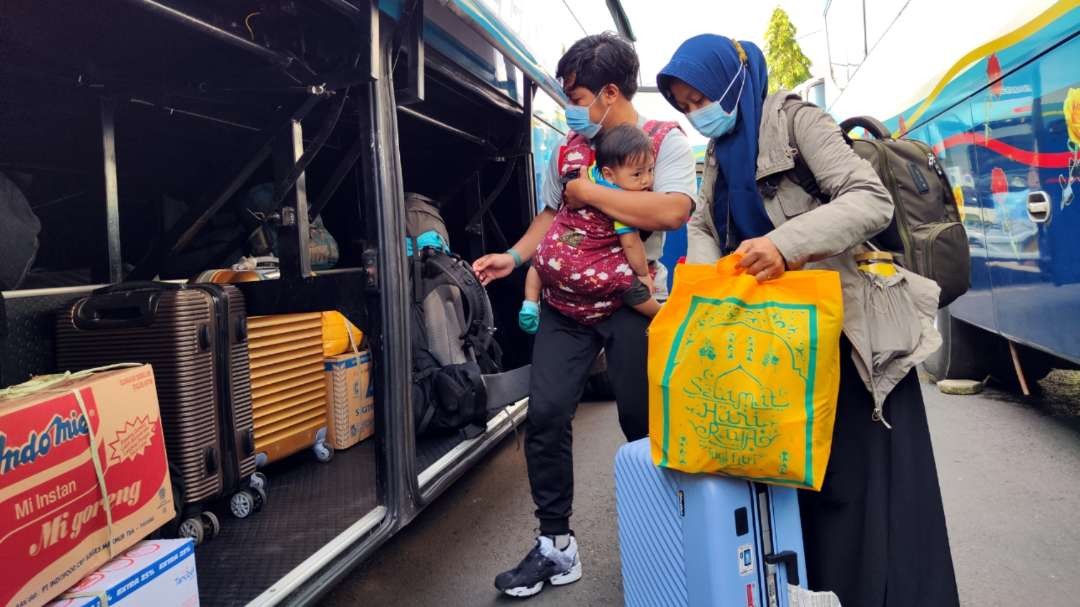 Pemudik memanfaatkan program balik mudik gratis Polda Jatim di Mapolda Jatim, Surabaya, Jumat 28 April 2023. (Foto: Fariz Yarbo/Ngopibareng.id)