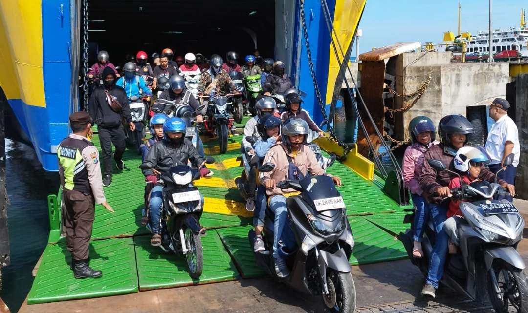 Para pemudik turun dari KMP Jatra II di dermaga MB 4 Pelabuhan Ketapang Banyuwangi, beberapa waktu lalu. (Foto: Muh Hujaini/Ngopibareng.id)