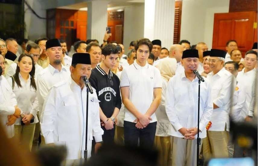 Musisi Ahmad Dhani boyong kedua putranya, Al Ghazali dan El Rumi gabung Partai Gerindra. (Foto: Instagram)