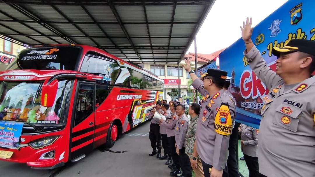 Kapolresta Banyuwangi Kombespol Deddy Foury Millewa melambaikan tangan pada pemudik yang kembali ke perantauan (Foto: Muh Hujaini/Ngopibareng.id)