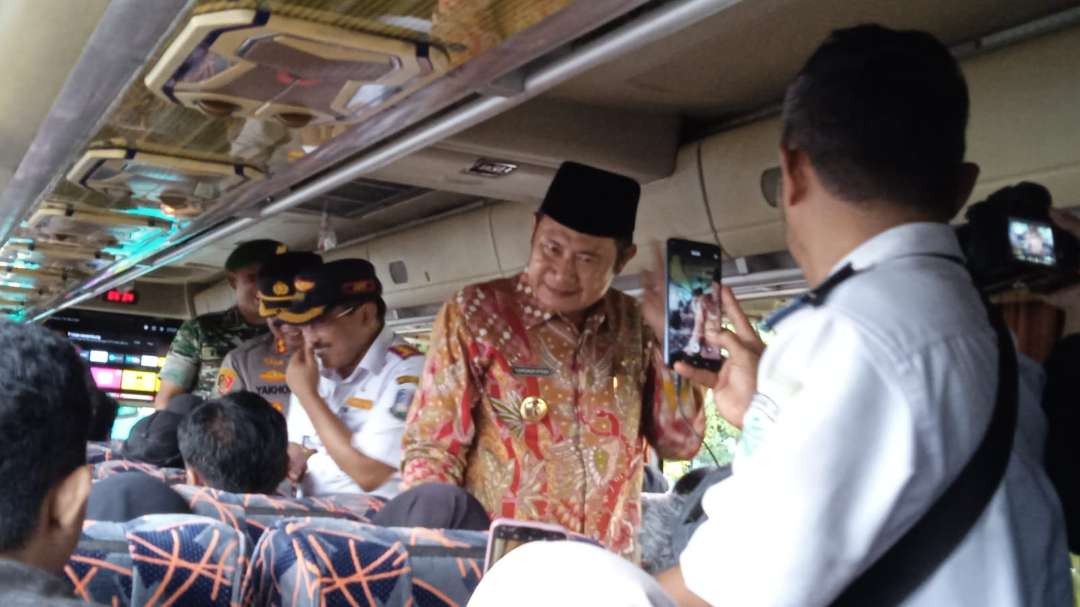 Bupati Yuhronur bersama Kapolres Yakhob dan Dandim Endi sempat menyalami warga yang hendak balik mudik ke Jakarta. (Foto: Imron Rosidi/Ngopibareng.id)