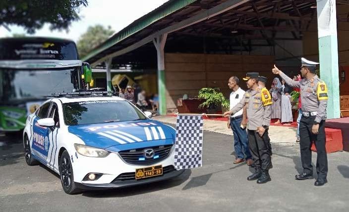 Kapolres Tuban, AKBP Rahman Wijaya didampingi Wakapolres dan Kasatlantas Polres Tuban memberangkatkan rombongan balik mudik gratis. (Foto: Khoirul Huda/Ngopibareng.id)