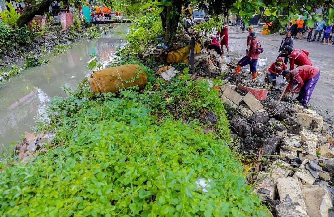 Tim satgas Dinas Sumber Daya Air dan Bina Marga (DSDABM) Kota Surabaya gerak cepat benahi tanggul jebol, Jumat 28 April 2023. (Foto: Twitter @BanggaSurabaya/Diskominfo Surabaya)