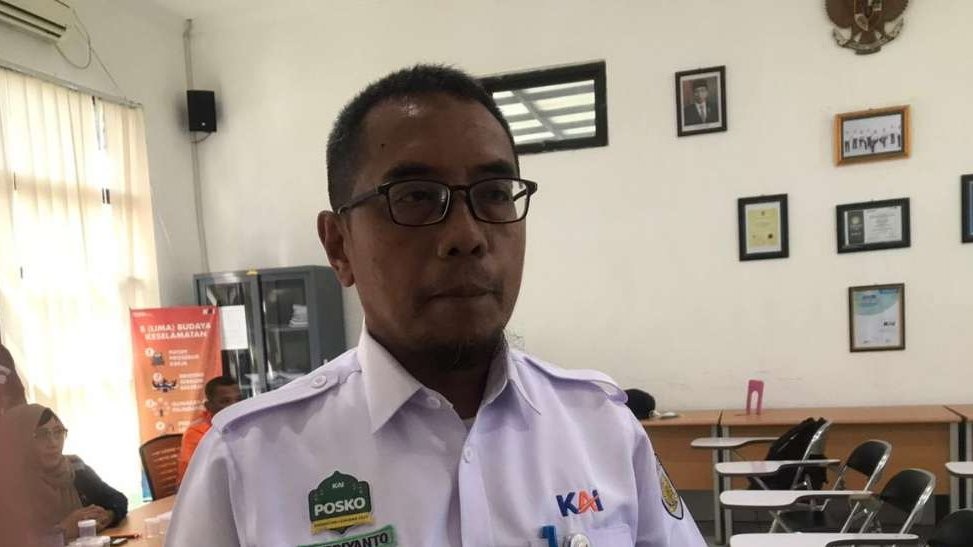 Manager Humas PT KAI Doap 7, Supriyanto menyampaikan penemuan di lapangan bahwa ada enam penumpang nakal, beli tiket tak sesuai tujuan. (Foto: Choirul Anam/Ngopibareng.id)