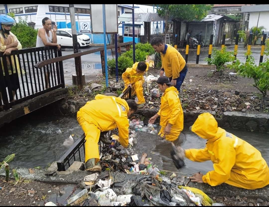 Hujan deras disertai angin kencang mengguyur Kota Kediri pada Jumat 28 April 2024 Sore. Dampaknya,  sejumlah ruas jalan tergenang air.(Foto: Istimewa)