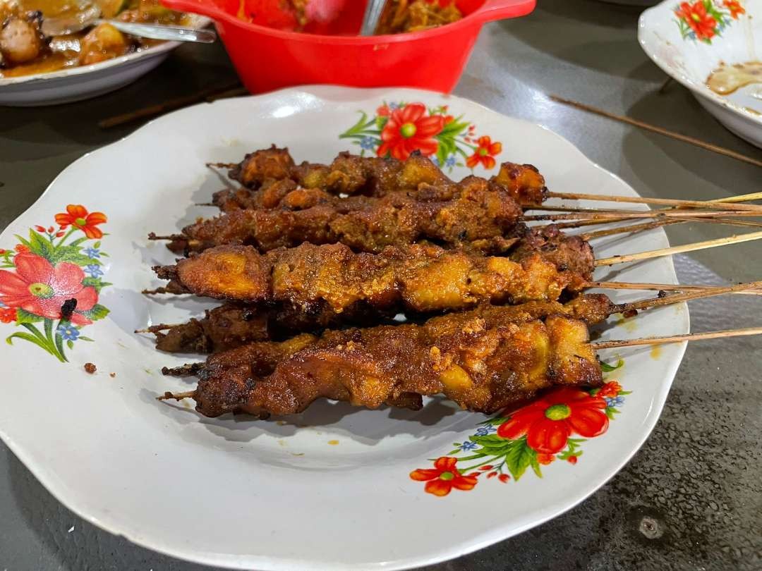 Kuliner sate di Warung Sate Pak Daman Putra, Jalan Gunung Sindoro, Blora. (Foto: Arif Afandi/Ngopibareng.id)