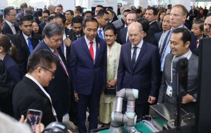 Presiden Joko Widodo dan Kanselir Jerman, Olaf Scholz, ketika  mengunjungi Hannover Messe 2023 (foto: dok. Kemendikbudristek)