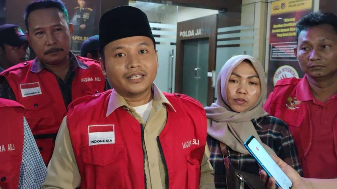 Istri korban, Sitiyah (kanan) bersama kuasa hukumnya, Taufiq, usai melaporkan dugaan penganiayaan terhadap suaminya yang merupakan tahanan Polres Tanjung Perak ke Mapolda Jatim, Surabaya, Jumat 28 April 2023. (Foto: Fariz Yarbo/Ngopibareng.id)