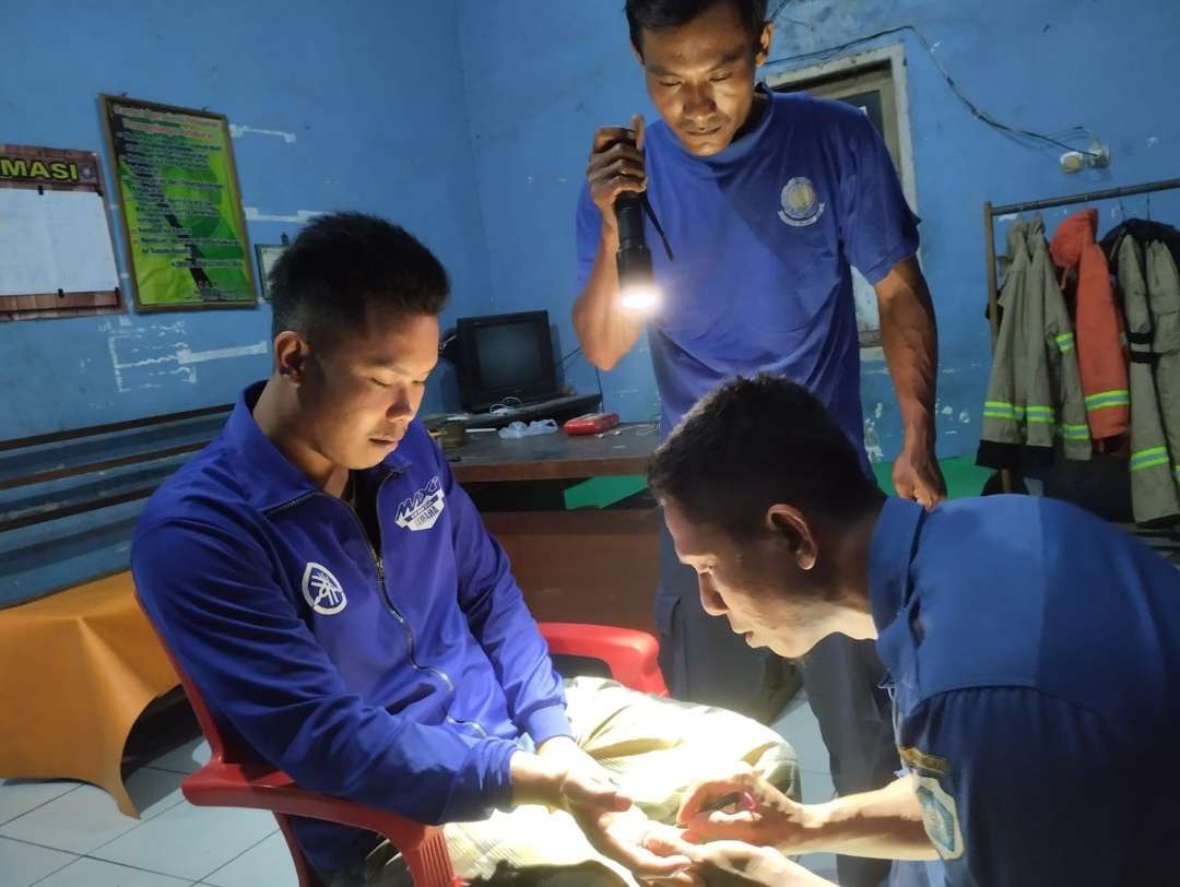 Petugas Damkar Korwil Lamongan sedang evakuasi cincin warga (Foto: Istimewa)