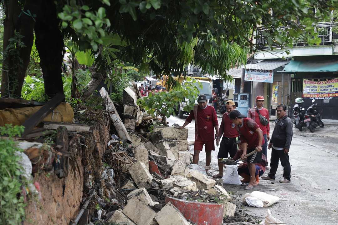 Pelapis tanggul jebol di area Kembang Kuning Surabaya. (Foto: Humas Pemkot Surabaya)