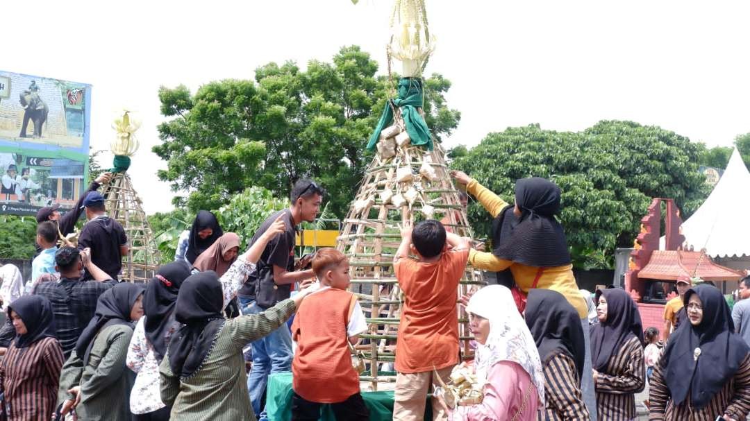 Gunungan Ketupat menjadi rebutan warga. (Foto: Imron Rosidi/Ngopibareng.id)