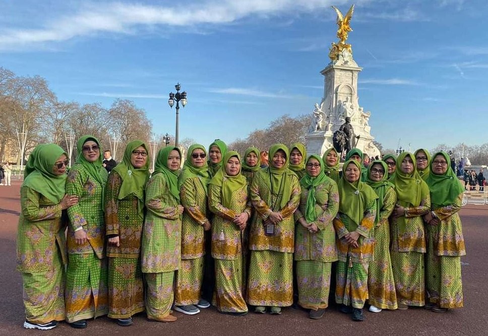 Ketua PCI Muslimat NU Inggris Raya Hj. Yayah Indra bersama Tim Rebana Muslimat NU Inggris Raya. (Foto: munawir aziz)