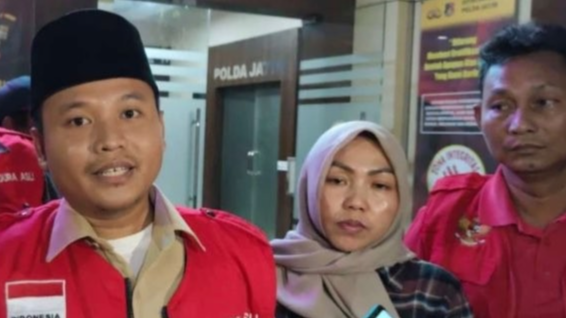 Istri korban, Sitiyah (kanan) bersama kuasa hukumnya, Taufiq, usai melaporkan dugaan penganiayaan terhadap suaminya yang merupakan tahanan Polres Tanjung Perak ke Mapolda Jatim, Surabaya, Jumat 28 April 2023. (Foto: Fariz Yarbo/Ngopibareng.id)