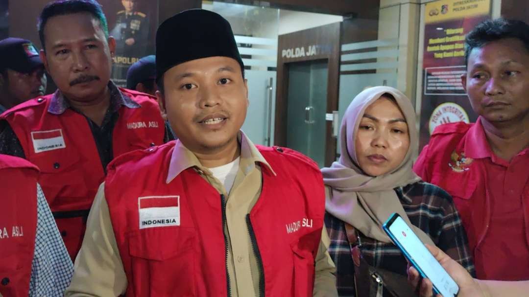 Istri korban, Sitiyah (kanan) bersama kuasa hukumnya, Taufiq, usai melaporkan dugaan penganiayaan terhadap suaminya yang merupakan tahanan Polres Tanjung Perak ke Mapolda Jatim, Surabaya, Jumat 28 April 2023. (Foto: Fariz Yarbo/Ngopibareng.id)