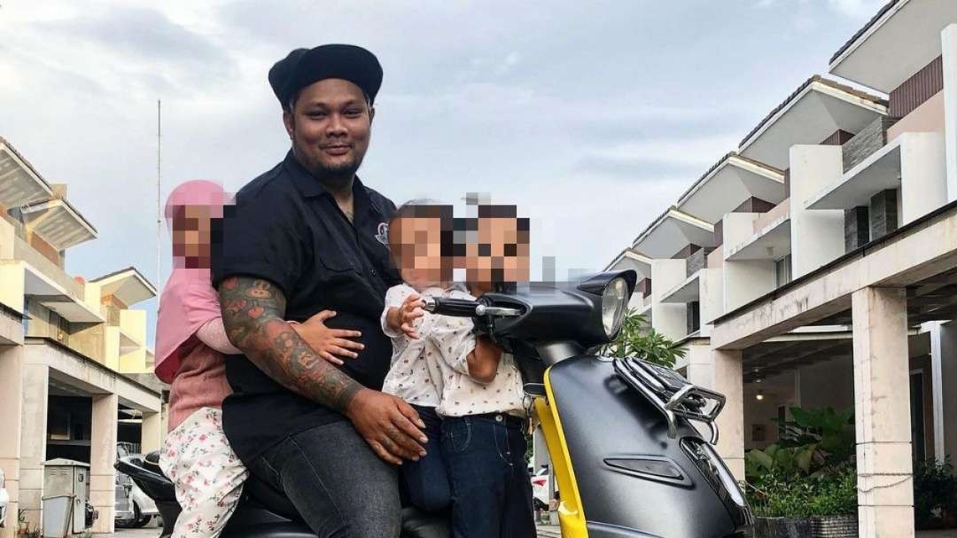 Virgoun sempat dipuji karena banyak membagikan potret momong tiga anak. Kini, ia dihujat karena dituduh istri selingkuh. (Foto: Instagram @virgoun)