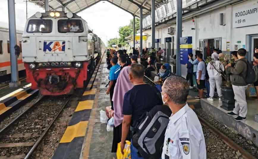 Sejumlah penumpang bersiap naik kereta api di Stasiun Rogojampi, Banyuwangi (foto: istimewa)