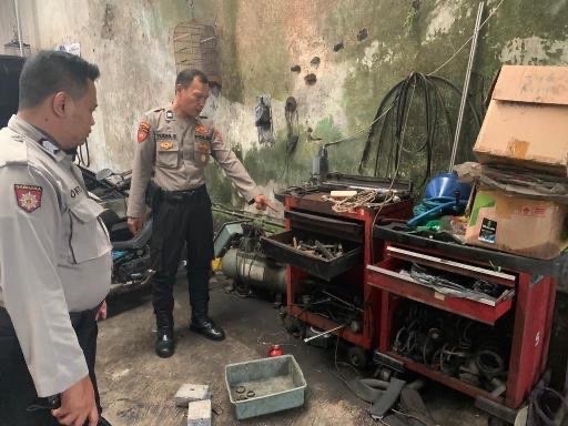 Personel Polsek Blimbing saat melakukan olah TKP (Foto: Polsek Blimbing)