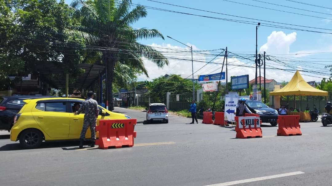 Pengalihan arus lalu lintas di simpang tiga Farly, menjadi salah satu jurus untuk mencegah kemacetan di sekitar Pelabuhan Ketapang. (Foto: Muh Hujaini/Ngopibareng.id)