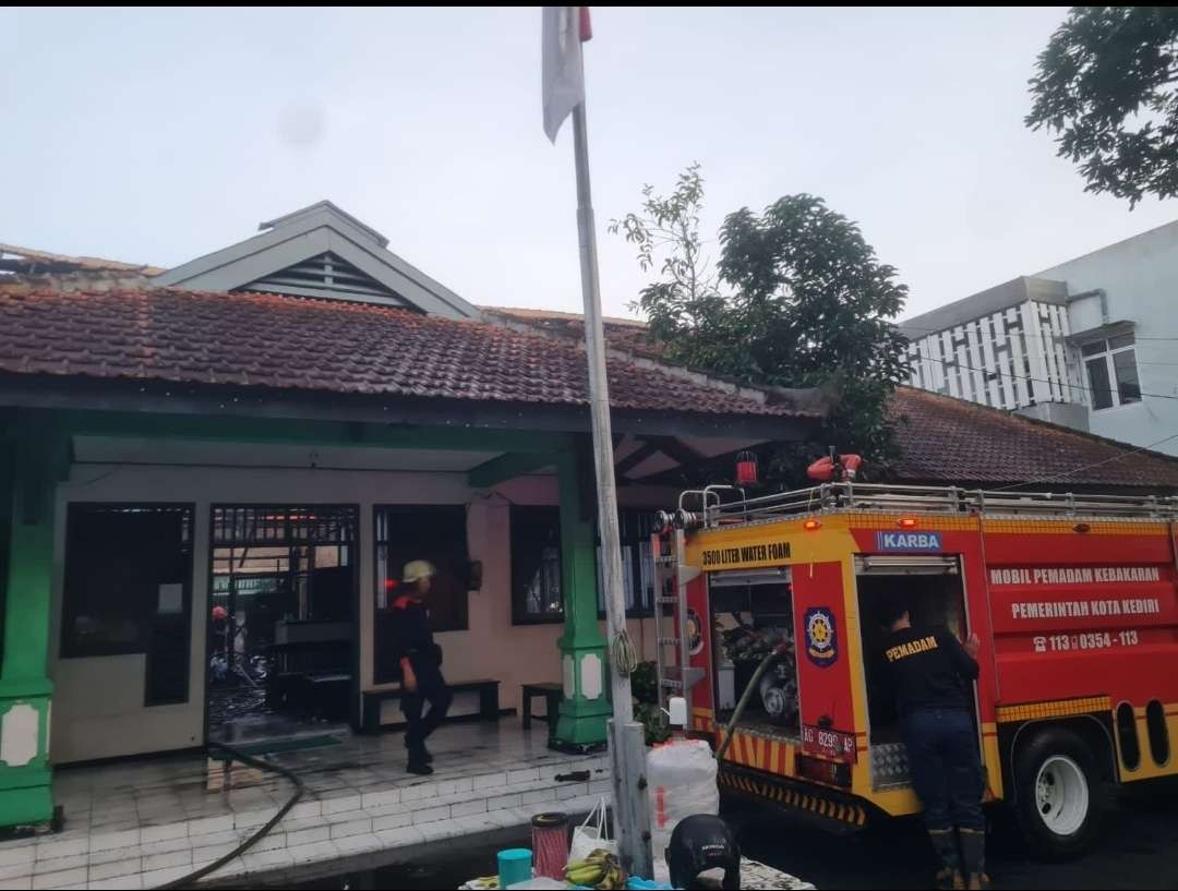 Kantor DKPP Kota Kediri terbakar pada Minggu, 30 April 2023 dini hari. (Foto: Istimewa)