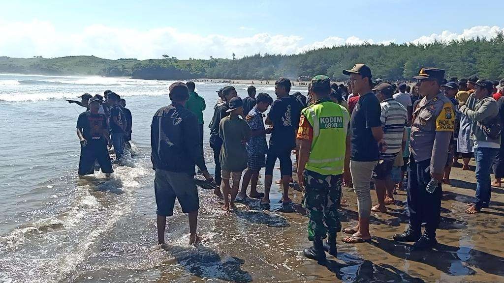 Kepala Seksi Humas Polres Blitar Iptu Udiono, menerangkan telah terjadi laka laut seorang anak bernama Zakariya,15, tahun warga Desa Karangwangu Kecamatan Trowulan Kabupaten Mojokerto di tempat wisata Pantai Serang desa Serang Kecamatan Panggungrejo Kabupaten Blitar. Minggu, 30 April 2023. (Foto: istimewa)