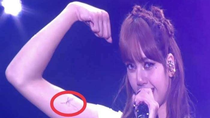 Tato baru di lengan Lisa BLACKPINK. (Foto: Twitter)