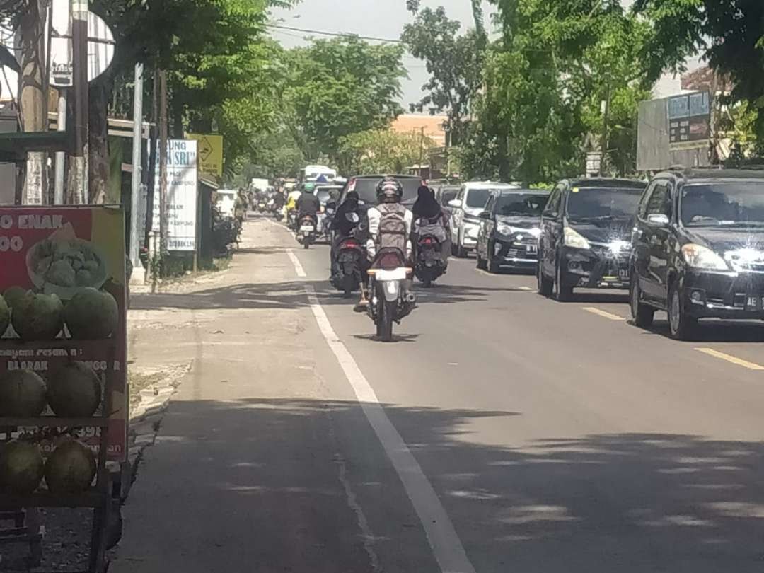 Kendaraan padat, saat mudik balik di jalur tengah, tepatnya di Perempatan Kecamatan Padangan, Kabupaten Bojonegoro-Ngawi-Cepu-Blora, pada 30 April 2023. (Foto: sujatmiko/Ngopibareng.id)