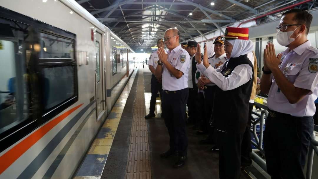 Gubernur Jatim, Khofifah Indar Parawansa bersama jajaran manajemen PT KAI Daop 8 Surabaya saat meninjau arus balik di Stasiun Pasar Turi, Surabaya, Minggu 30 April 2023. (Foto: Fariz Yarbo/Ngopibareng.id)