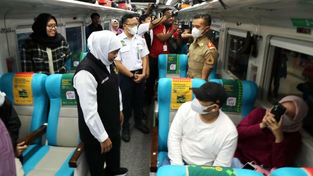 Gubernur Jawa Timur, Khofifah Indar Parawansa memantau arus balik di Stasiun Pasar Turi, Surabaya, Minggu 30 April 2023. (Foto: Fariz Yarbo/Ngopibareng.id)