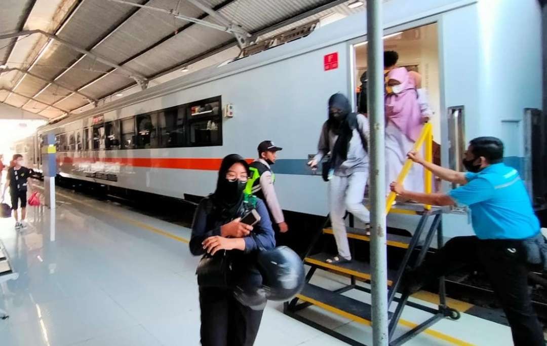 Suasana saat para penumpang kereta api turun di Stasiun KA Probolinggo pada H+8 lebaran. (Foto: Ikhsan Mahmudi/Ngopibareng.id)