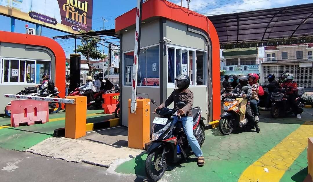 Sejumlah pengendara motot memasuki area Pelabuhan Ketapang Banyuwangi, Senin siang (foto:Muh Hujaini/Ngopibareng.id)