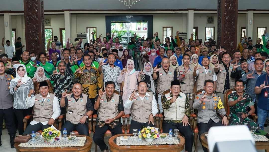 Bupati Lamongan, Yuhronur Efendi didampingi Forkompimda foto bersama.para elemen organisasi pekerja (Foto: istimewa)