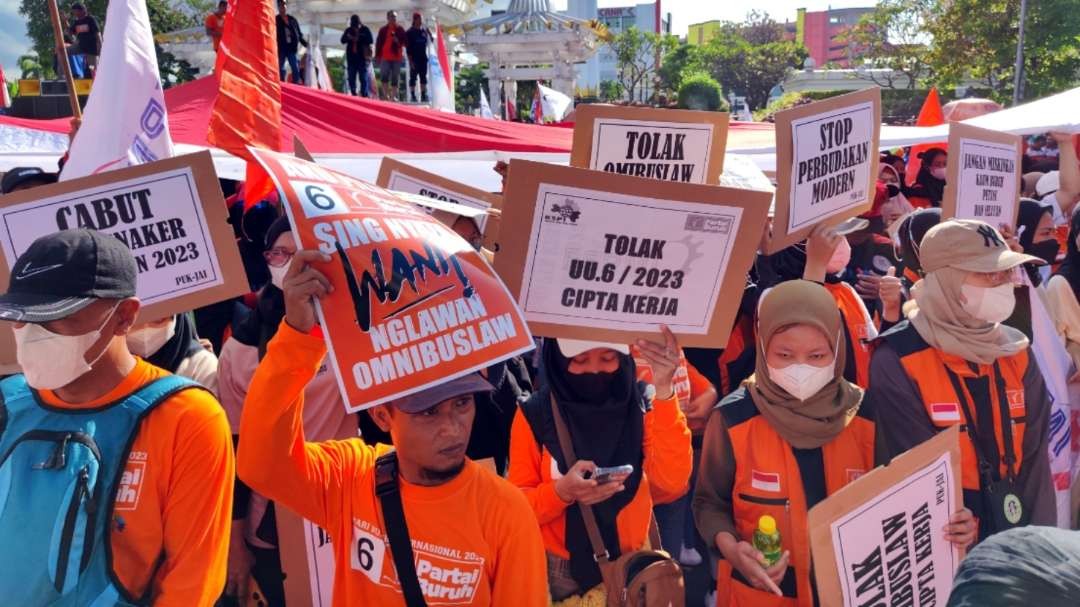 Buruh saat melakukan aksi di Depan Kantor Gubernur Jatim, Surabaya, Senin 1 Mei 2023. (Foto: Fariz Yarbo/Ngopibareng.id)