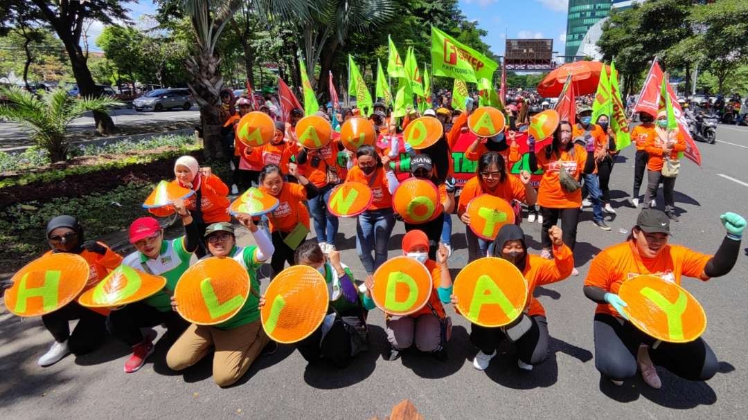 Buruh mulai berkumpul di Jalan A Yani, Surabaya, Senin 1 Mei 2023. (Foto: Fariz Yarbo/Ngopibareng.id)