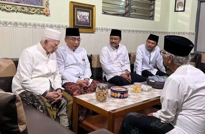 Ketua Umum PBNU KH Yahya Cholil Tsaquf saat bersilaturahmi di Pondok Pesantren Lirboyo Kediri. Tampak, KH Anwar Manshur, didampingi Sekjen PBNU Saifullah Yusuf dan Wakil Rais Aam PBNU KH Anwar Iskandar. (Foto: ngopibareng.id)