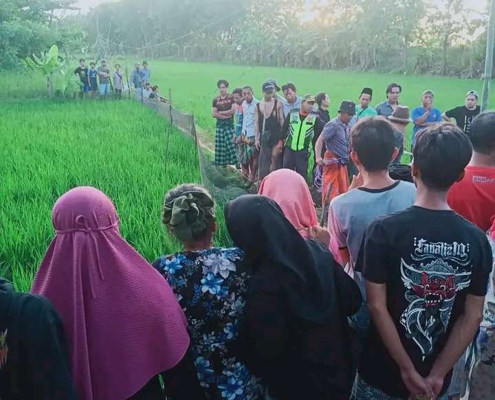 Warga sedang menyaksikan keberadaaan korban di tempat kejadian (Foto : Istimewa)