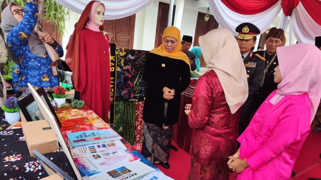 Gubernur Jatim, Khofifah Indar Parawansa melihat hasil karya siswa salah satu sekolah, usai upacara peringatan Hari Pendidikan Nasional di Gedung Negara Grahadi, Surabaya, Selasa 2 Mei 2023. (Foto: Fariz Yarbo/Ngopibareng.id)