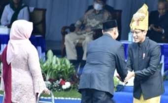 MendikbudRistek Nadiem Makarim memberikan penghargaan kepada karyawan dan tenaga kependidikan berprestasi. (Foto: Kemendikbudristek)