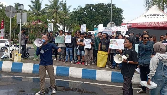 Puluhan Mapala Jember saat melakukan aksi damai di depan Pendapa Bupati Jember (Foto: Rusdi/Ngopibareng.id)