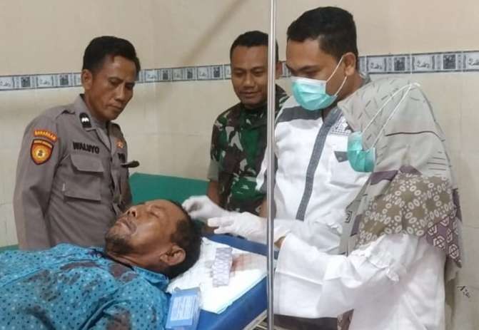 Korban Kardi, 72 tahun, saat mendapatkan perawatan di Puskesmas Bluluk. (Foto:Istimewa)