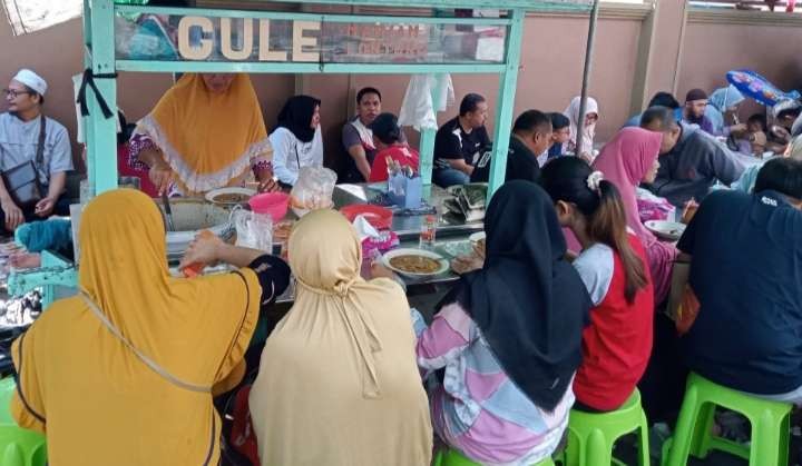 Menikmati gule kacang hijau dan roti maryam di Jalan KH Mas Mansyur di pagi hari. (Foto: Asmanu Sudharso/Ngopibareng.id)/