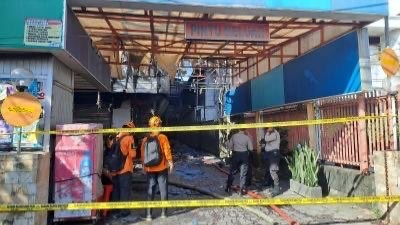 Garis polisi terpasang di Malang Plaza usai insiden kebakaran (Foto: Lalu Theo/Ngopibareng.id)