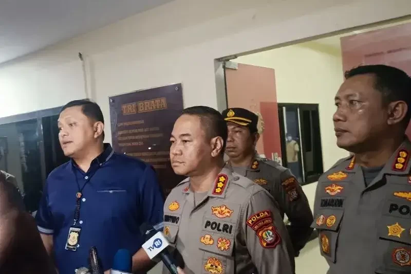 Direktur Reserse Kriminal Umum Polda Metro Jaya Kombes Pol Hengki Haryadi (kiri) bersama Kabid Humas Polda Metro Jaya Kombes Pol Trunuyodo Wisnu Andiko (tengah) saat konferensi pers di Polsek Menteng terkait kasus penembakan di kantor MUI, Jakarta Pusat. (Foto: Ant)