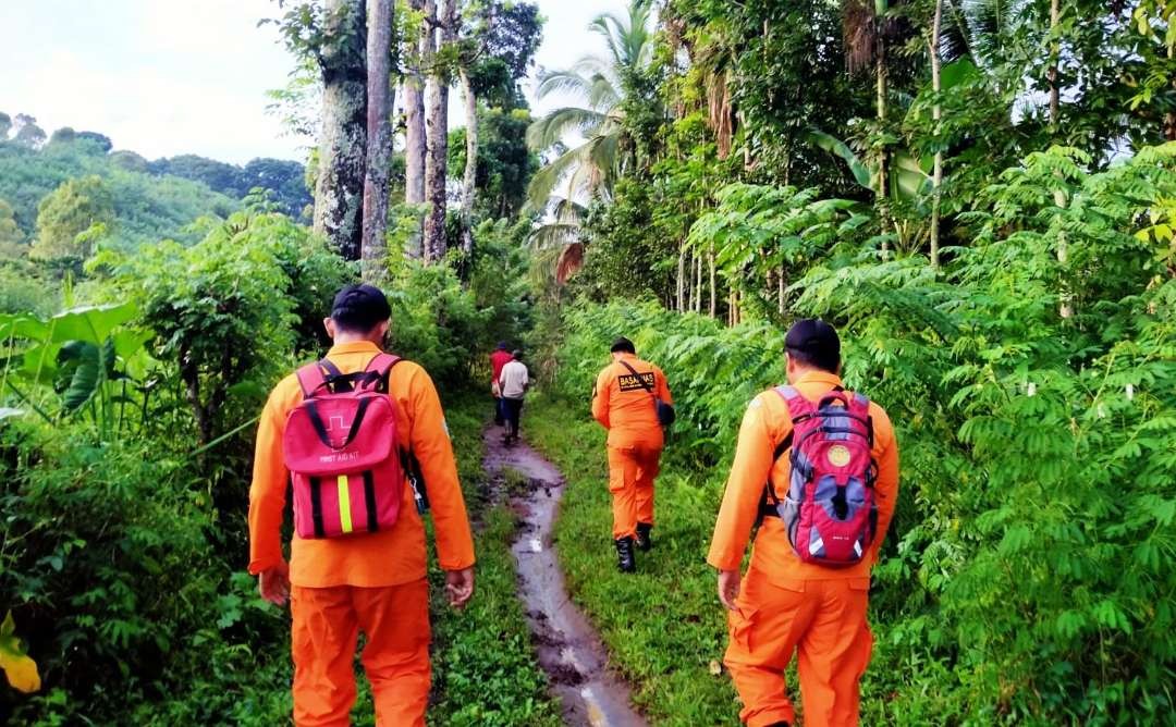 Petugas Basarnas melakukan pencarian nenek Jamaah di sekitar hutan Plampang (foto: istimewa)