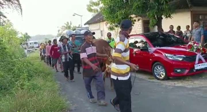 Tangkapan layar video viral seserahan pengantin di Tuban ala sultan (Foto: Tangkapan layar)