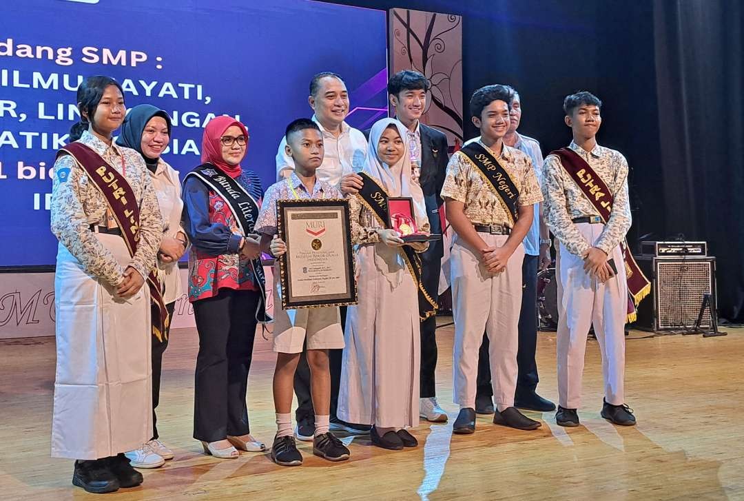 Rekor MURI yang berhasil dipecahkan oleh siswi SD - SMP dengan kategori lomba penelitian ilmiah terbanyak. (Foto: Pita Sari/Ngopibareng.id)