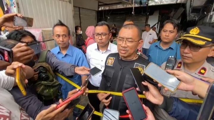 Ketua Tim Labfor Polda Jatim, Kombes Pol Joko Siswanto diwawancarai usai memeriksa Gedung Malang Plaza (Foto: Lalu Theo/Ngopibareng.id)