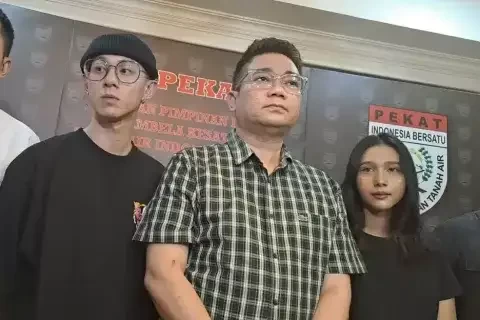 Tenri Ajeng Anisa alias Tenten Anisa (kanan) membantah tuduhan selingkuhan Virgoun. Ia melayangkan somasi ke Virgoun dan Inara Rusli agar meminta maaf 2x24 jam. (Foto: Twitter)