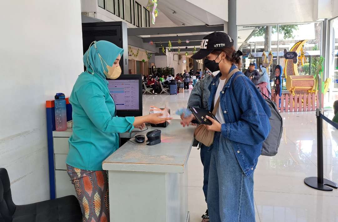 Keberangkatan penumpang KAI Daop 8 dalam masa mudik lebaran 2023. (Foto: Pita Sari/Ngopibareng.id)