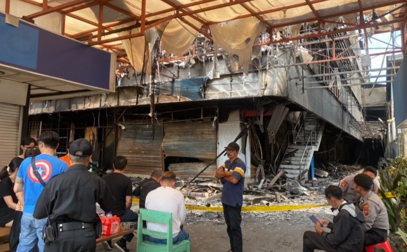 Gedung Malang Plaza sedang diperiksa oleh Tim Labfor Polda Jatim, Rabu 3 Mei 203. (Foto: Lalu Theo/Ngopibareng.id)