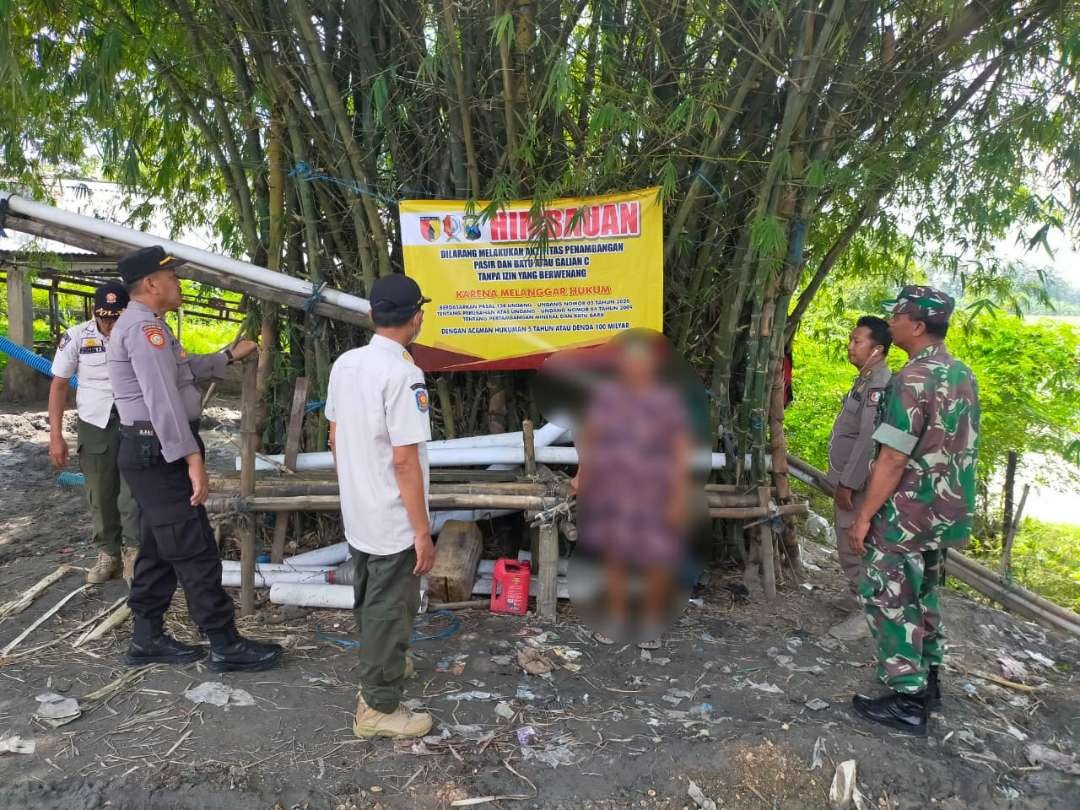 Tim gabungan dari Polsek Kasiman bersama Koramil dan Sat Pol PP Kecamatan Kasiman, merespon cepat laporan masyarakat lewat aplikasi, dan mendatangi penambangna pasir di Dusun Palangan Desa Besah Kecamatan Kasiman Kabupaten Bojonegoro, Rabu 3 Mei 2023.(Foto: dok Polres Bojonegoro)